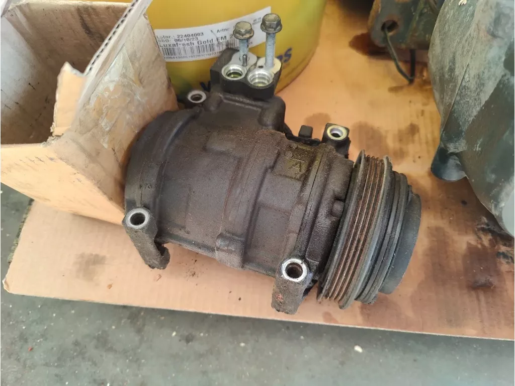 Iveco AC Compressor / Klima Pumpe / Pompe compresseur climatisation CURSOR 8